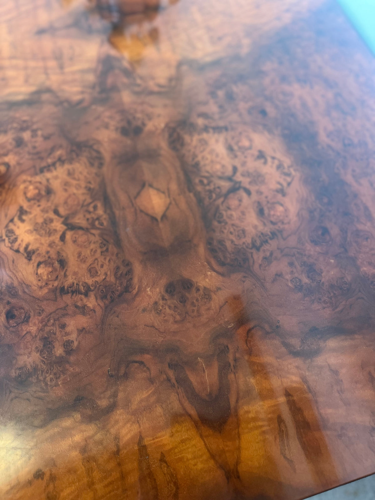 Table basse vintage en loupe de noyer