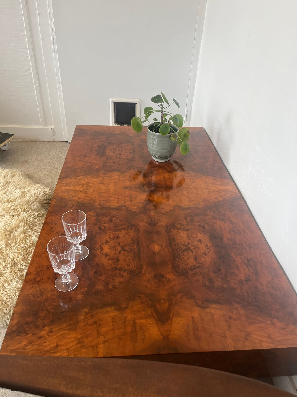 Table basse vintage en loupe de noyer