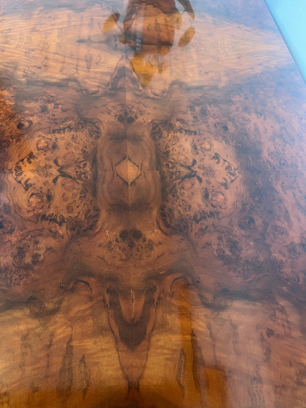 Table basse vintage en loupe de noyer