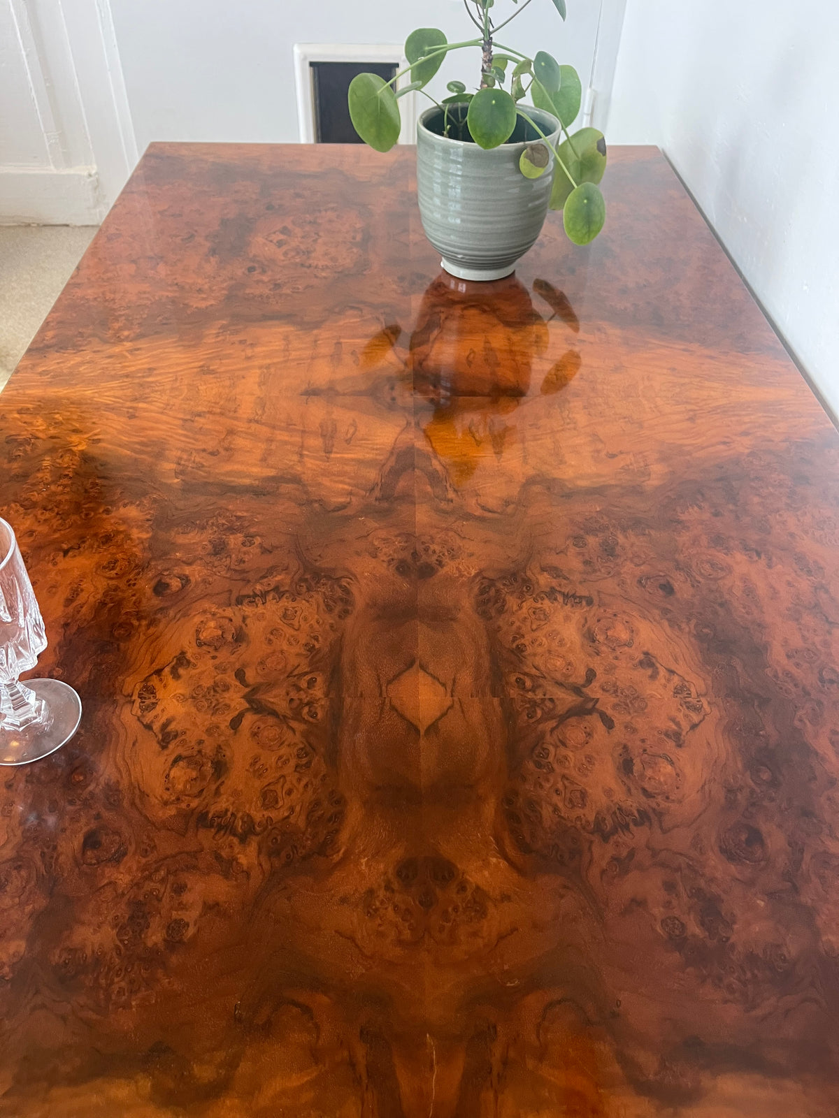 Table basse vintage en loupe de noyer