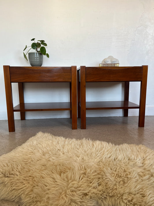 Paire de chevets vintage en teck et placage teck fabrication allemande