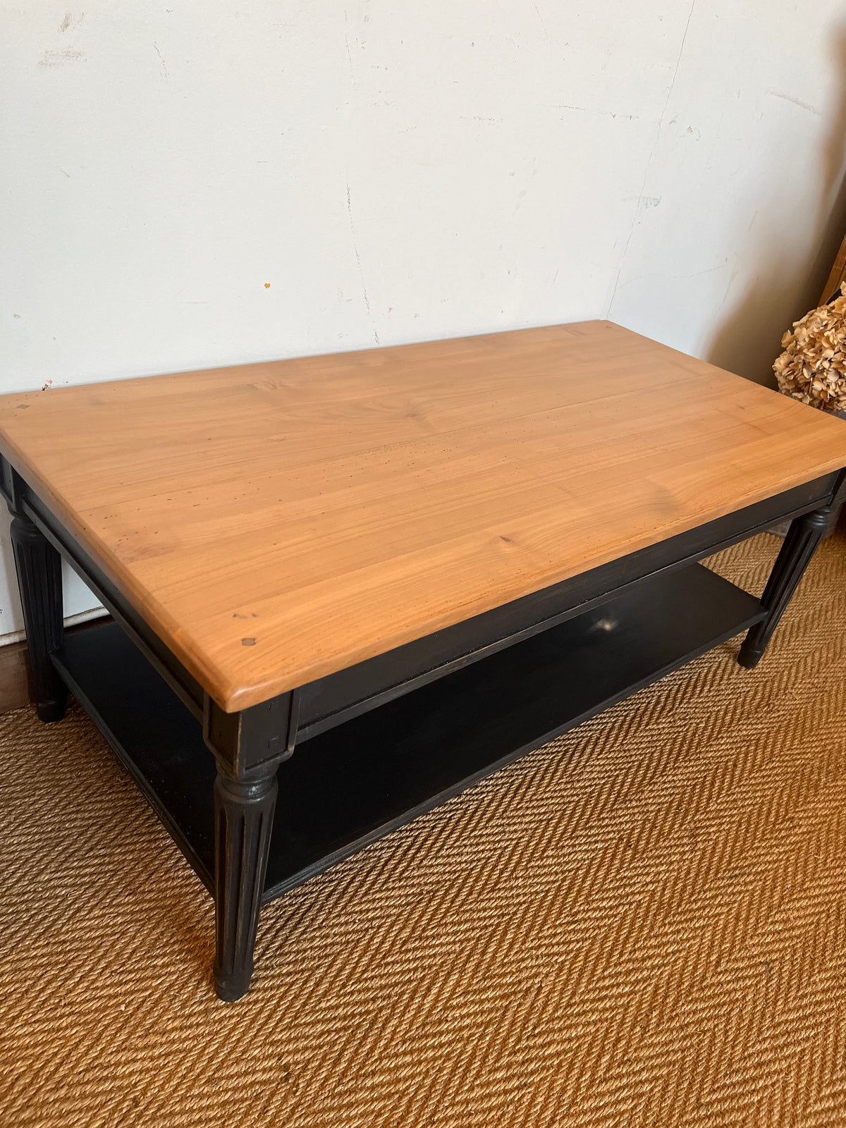 Table basse bois massif piétement noir patiné