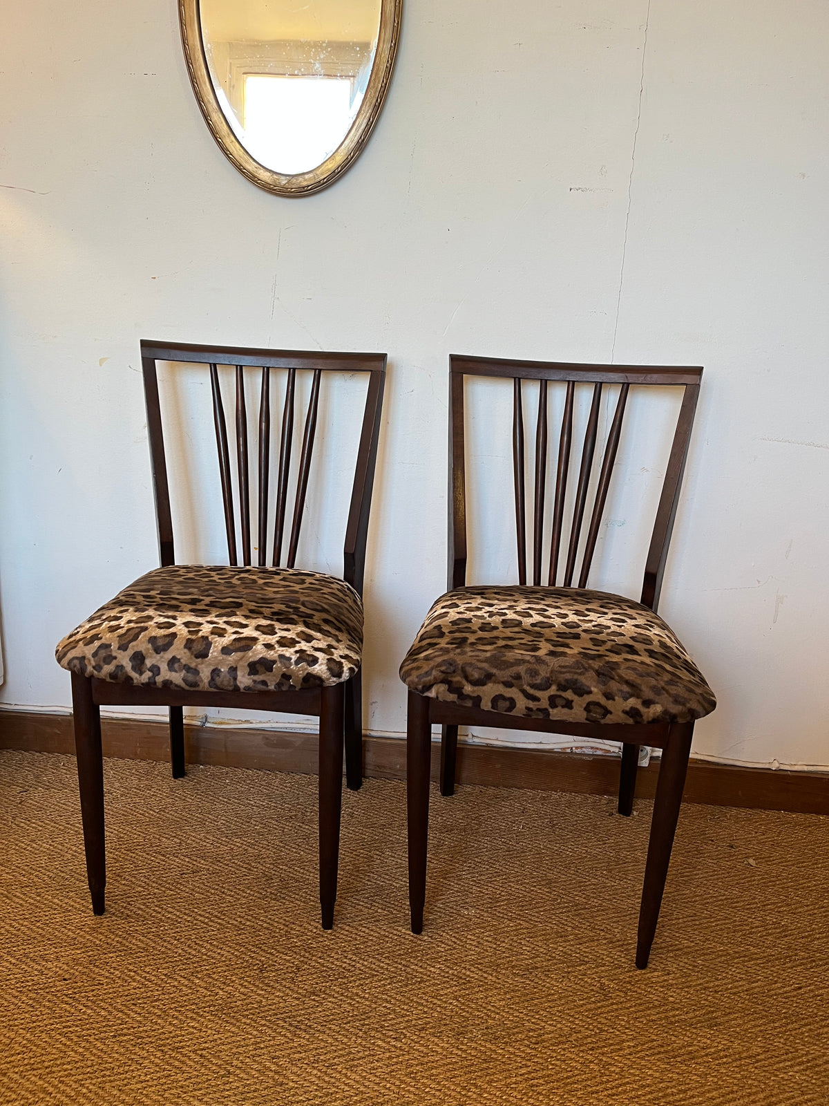 Paire de chaises vintage bois et léopard