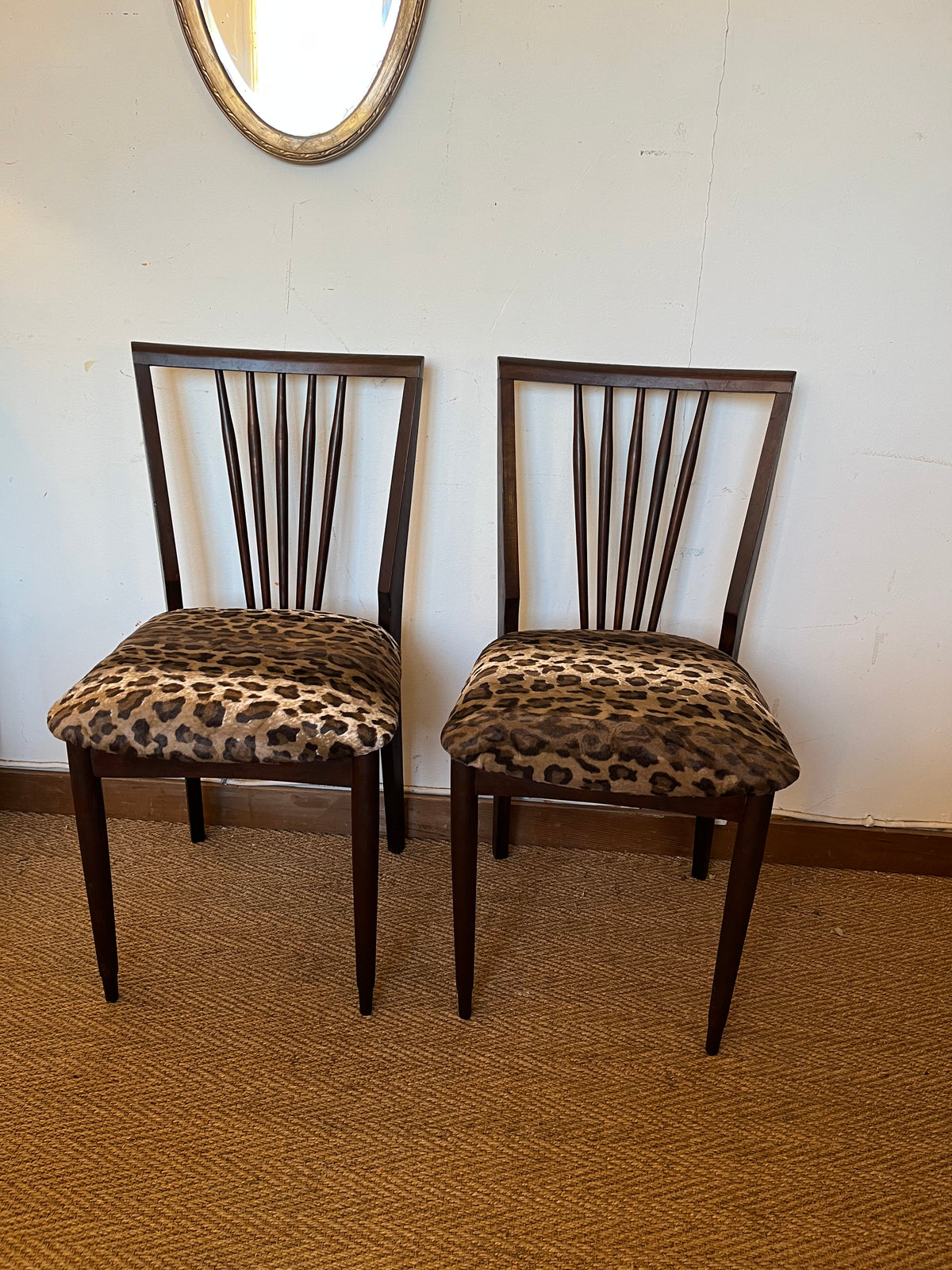Paire de chaises vintage bois et léopard
