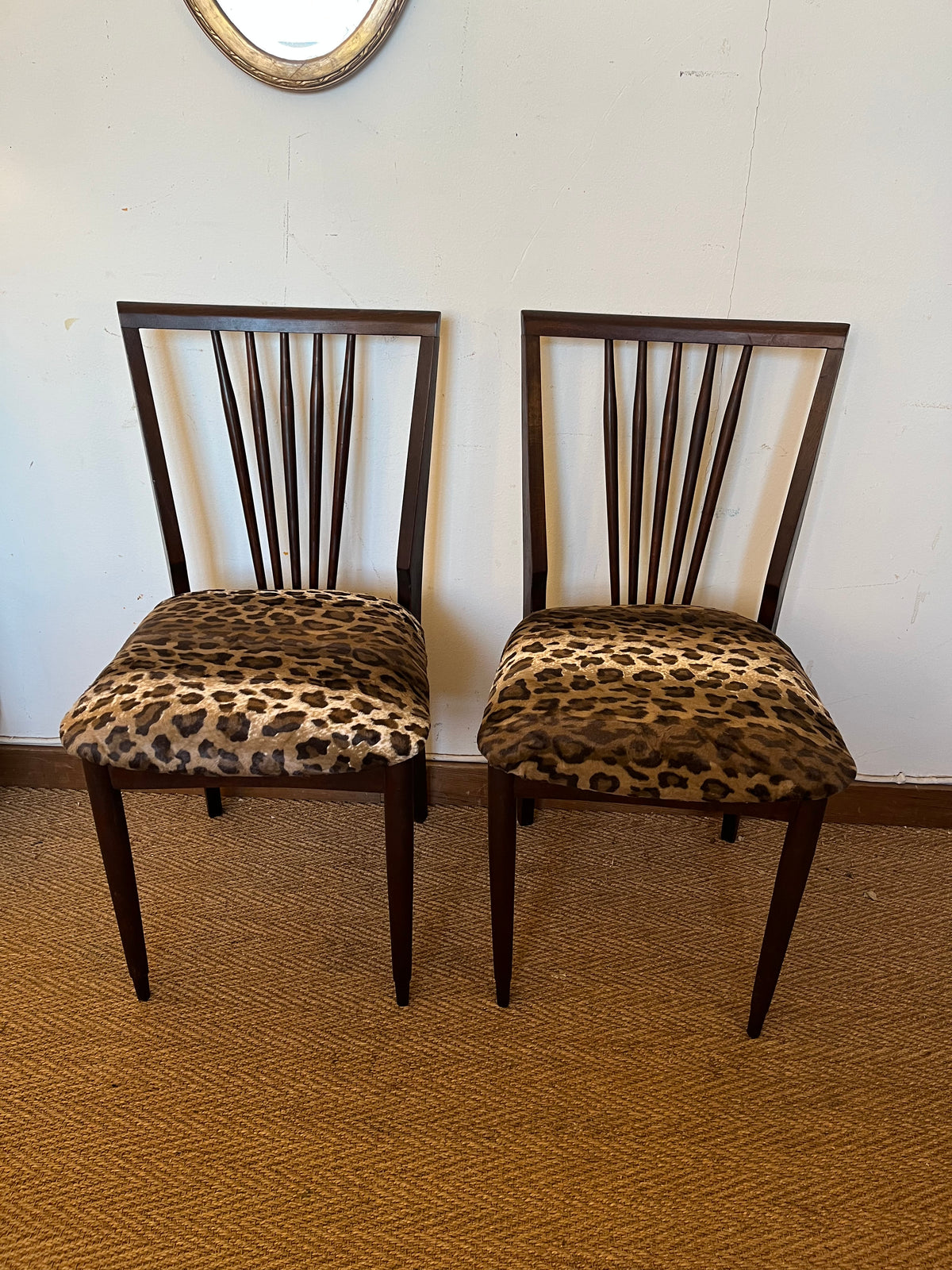 Paire de chaises vintage bois et léopard