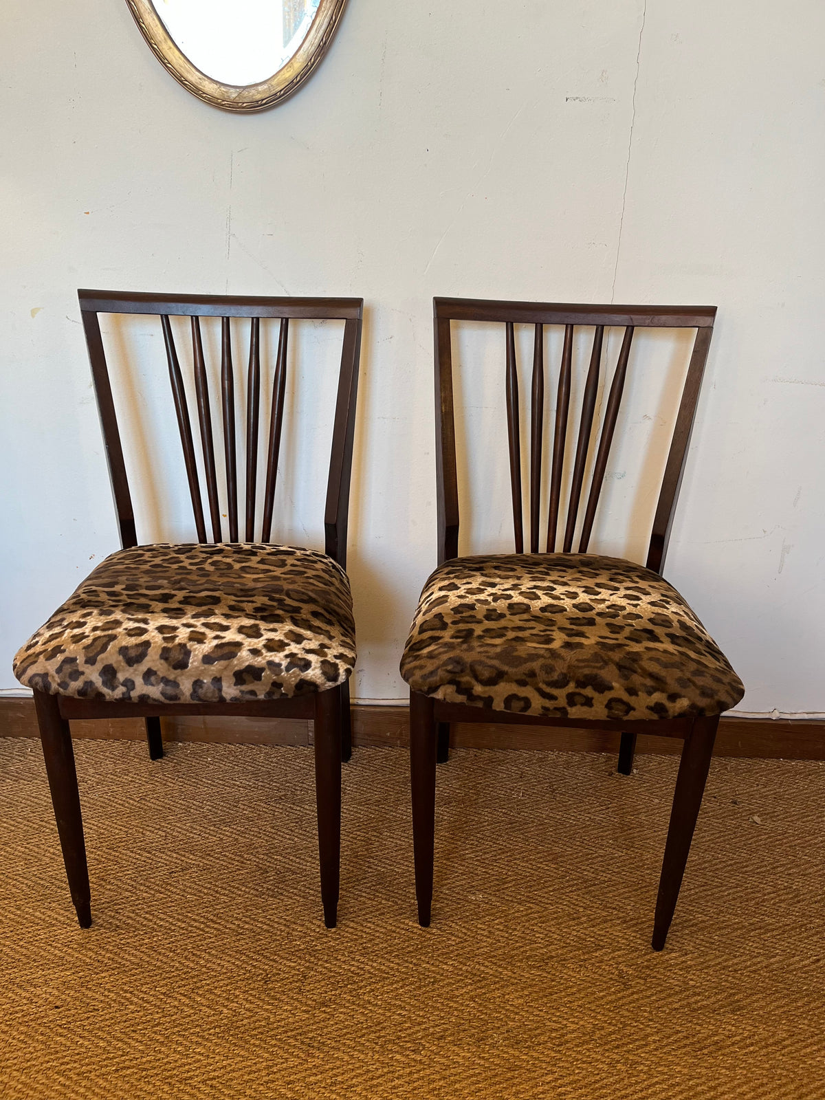 Paire de chaises vintage bois et léopard