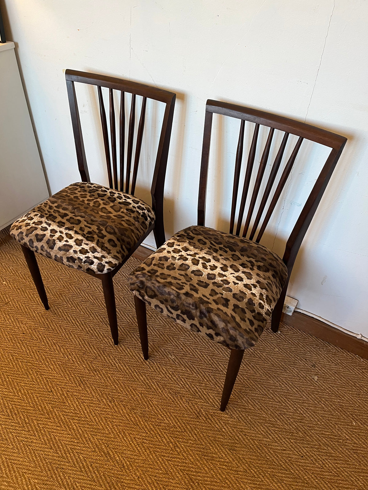 Paire de chaises vintage bois et léopard