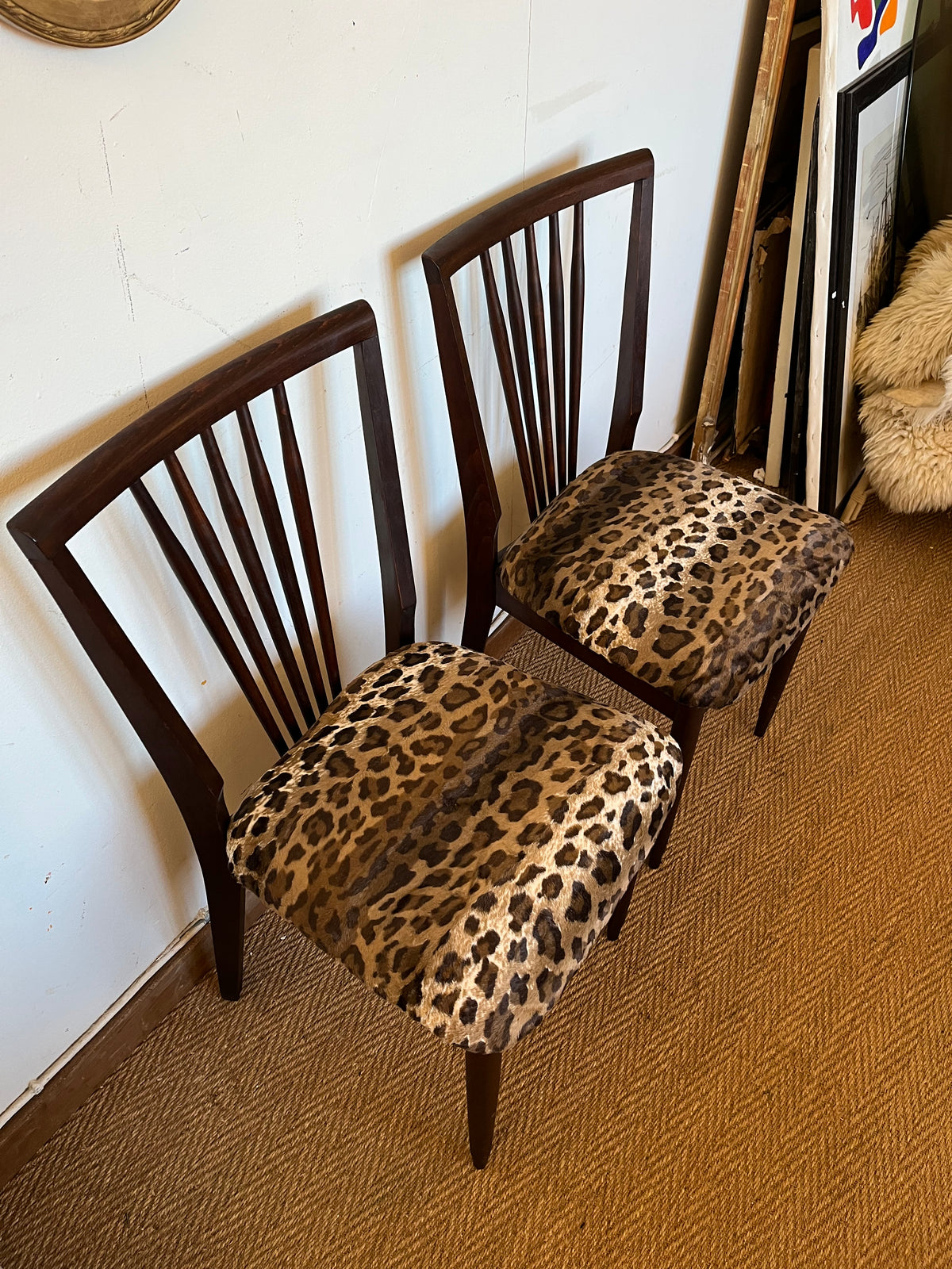 Paire de chaises vintage bois et léopard