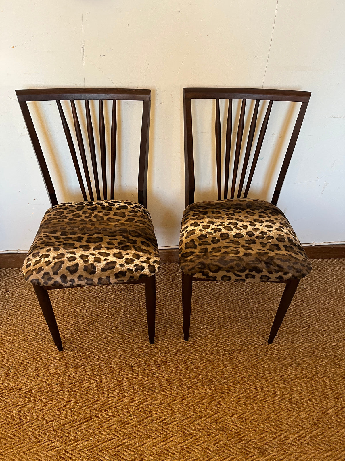 Paire de chaises vintage bois et léopard