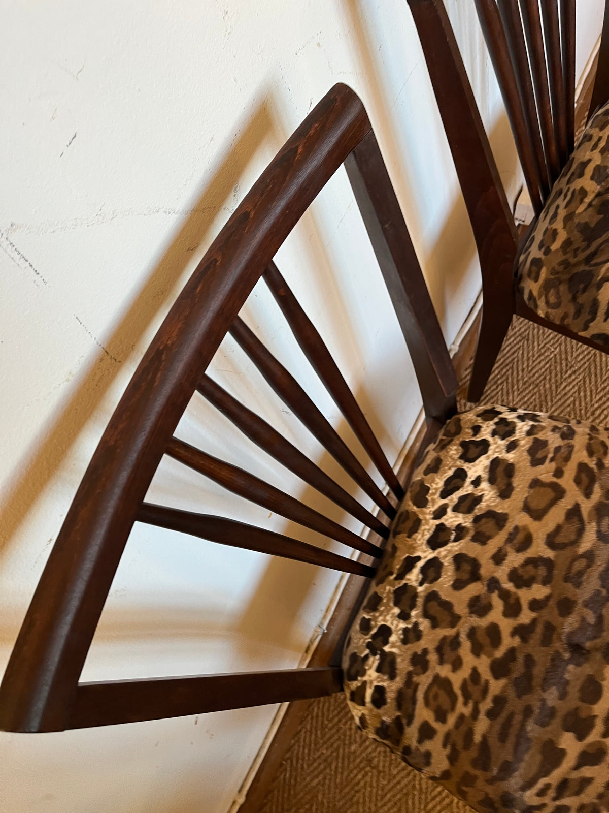Paire de chaises vintage bois et léopard