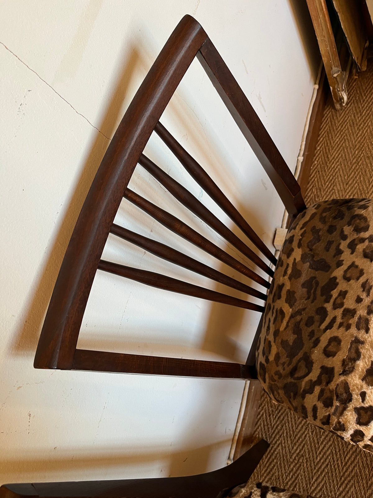 Paire de chaises vintage bois et léopard