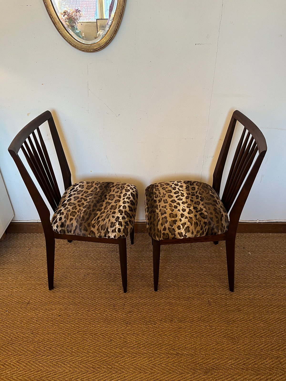 Paire de chaises vintage bois et léopard