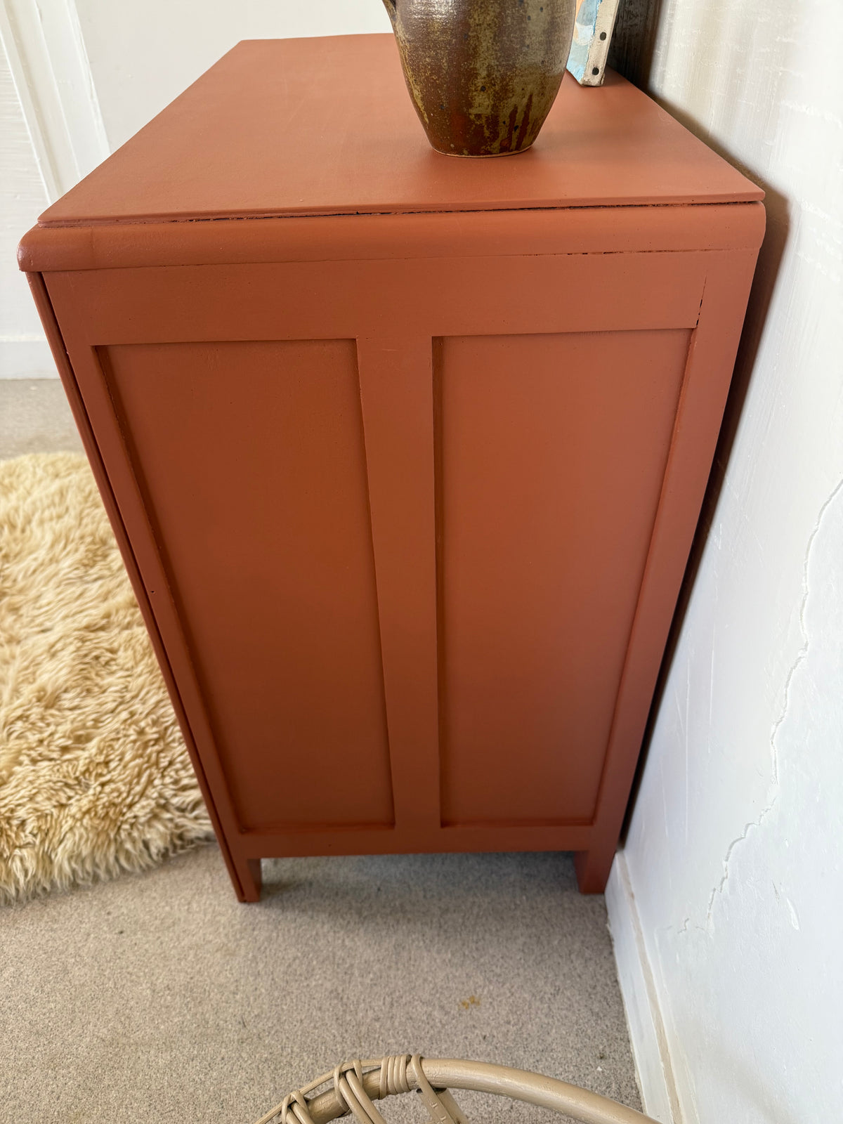 Commode vintage en bois terra cotta