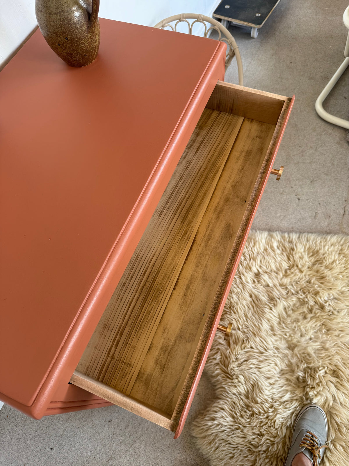 Commode vintage en bois terra cotta