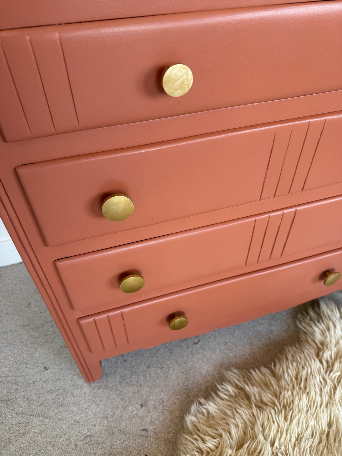 Commode vintage en bois terra cotta