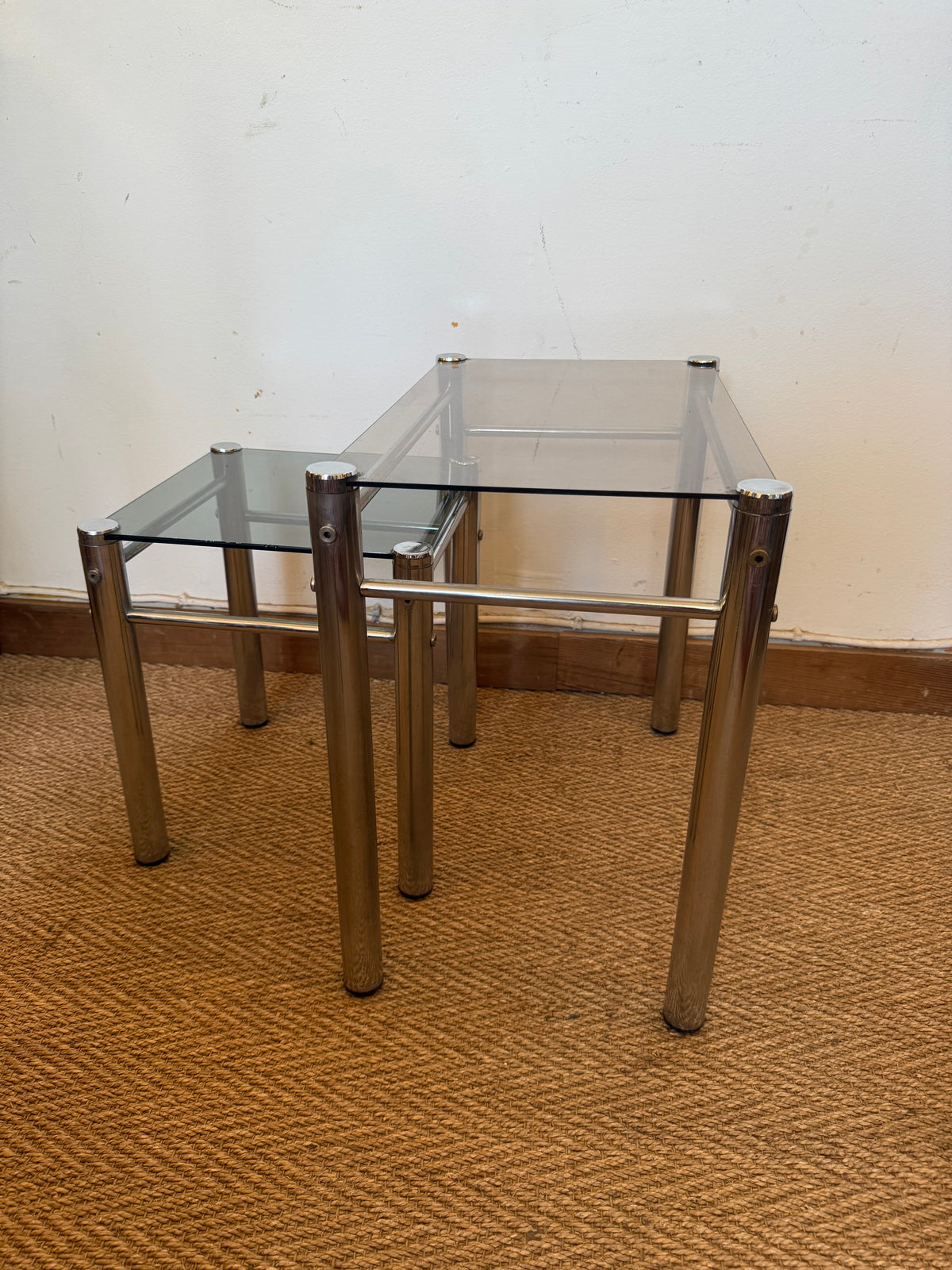 Duo de tables gigognes chrome et verre fumé