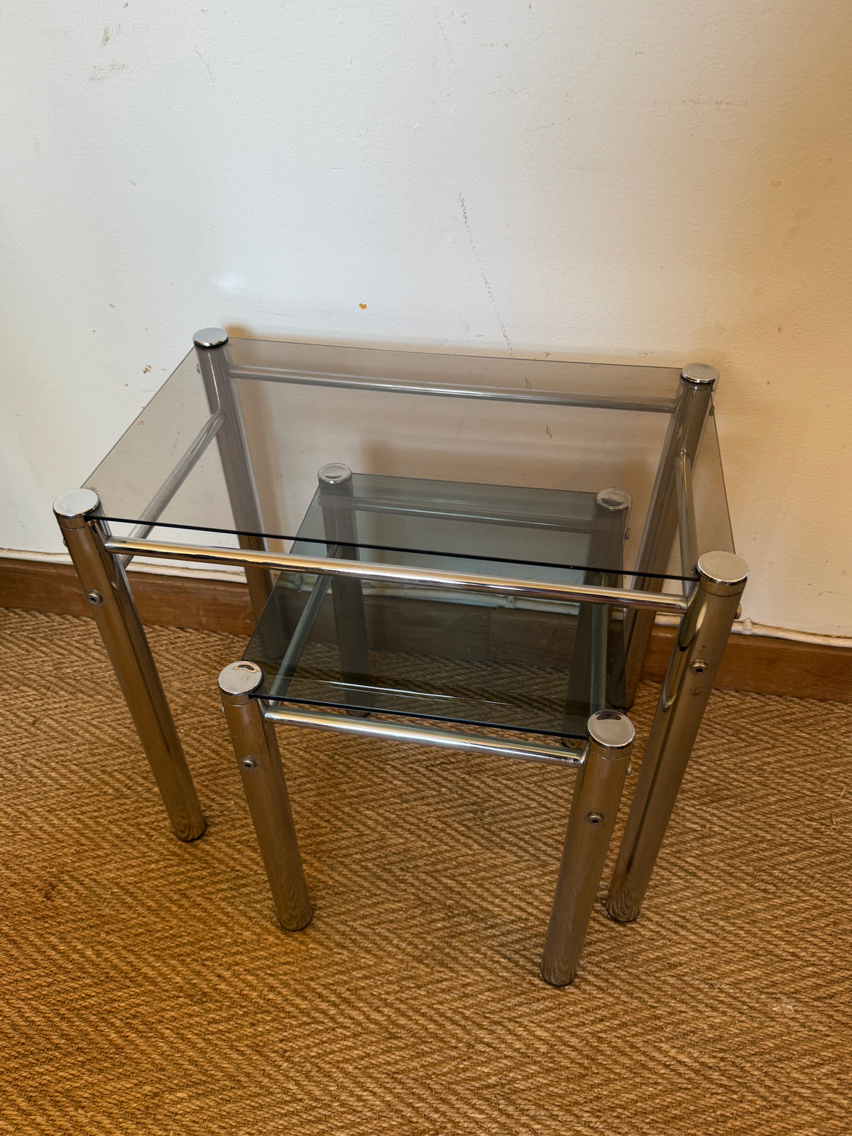 Duo de tables gigognes chrome et verre fumé