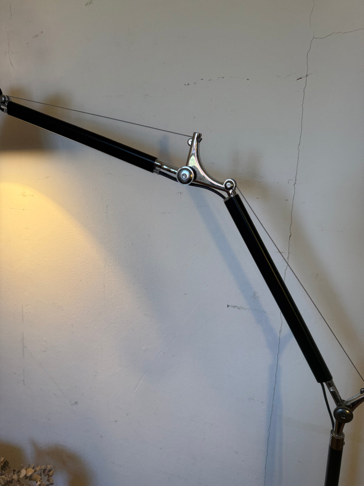 Lampadaire articulé chrome et métal noir