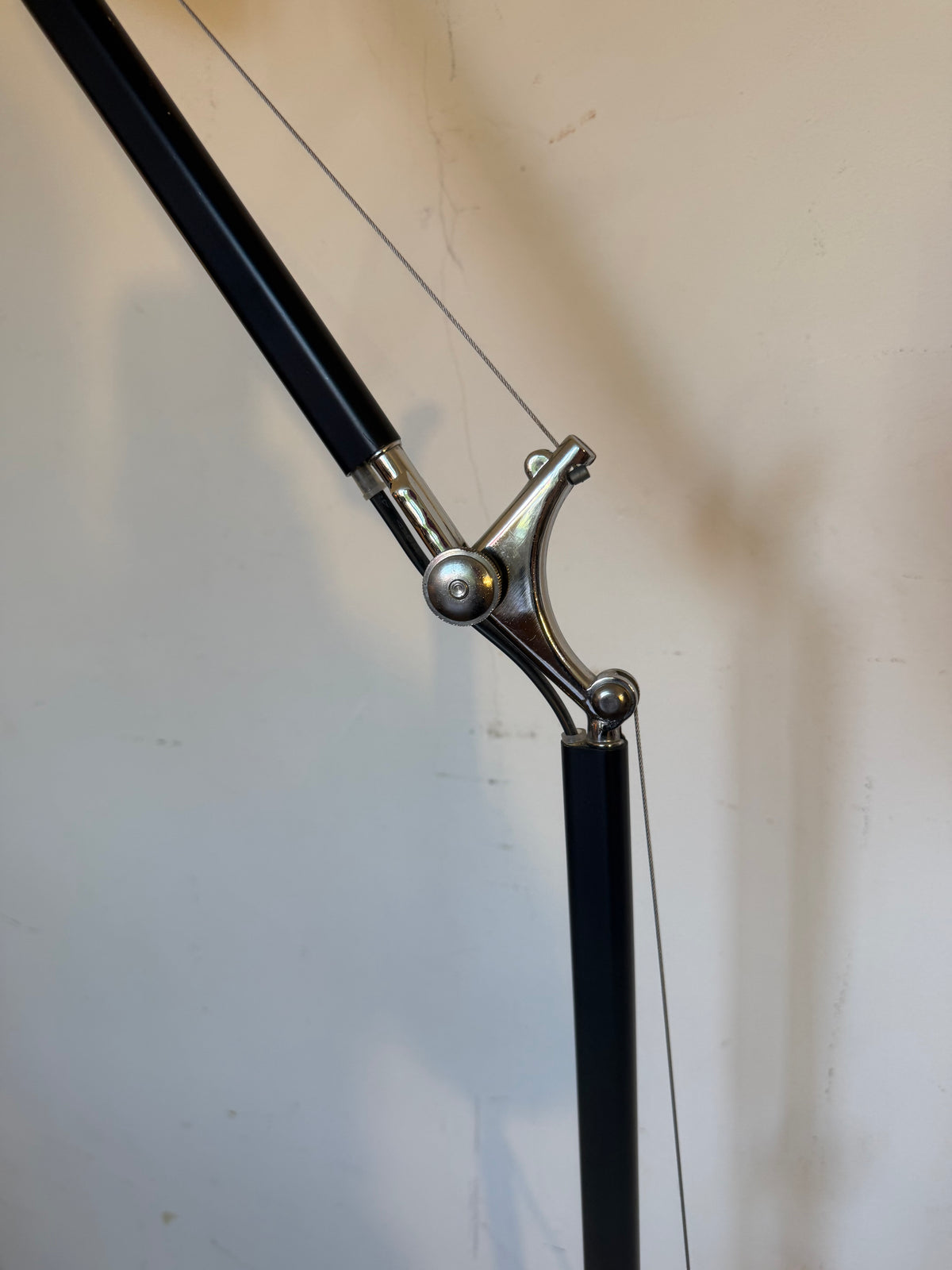 Lampadaire articulé chrome et métal noir