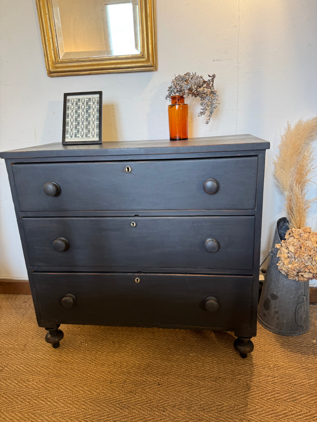 Commode anglaise en bois patiné noir
