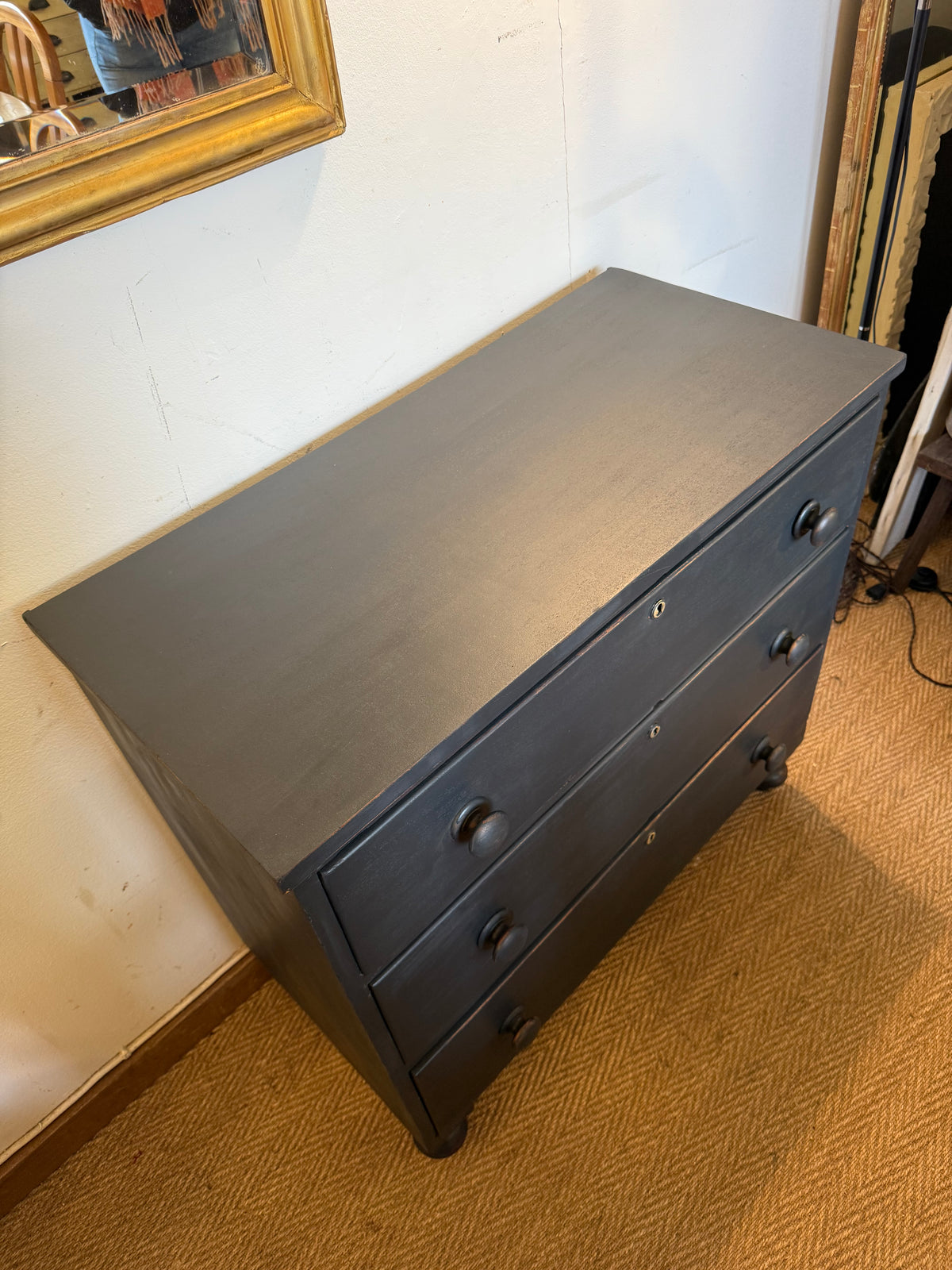 Commode anglaise en bois patiné noir