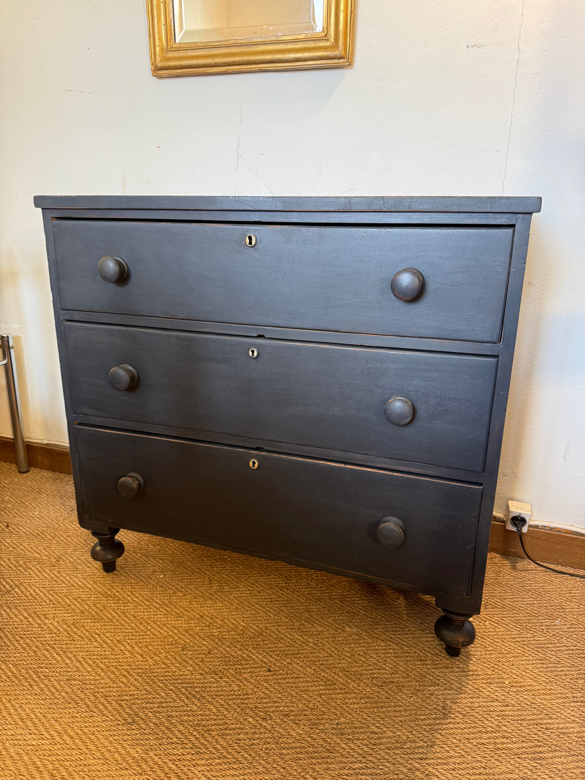 Commode anglaise en bois patiné noir