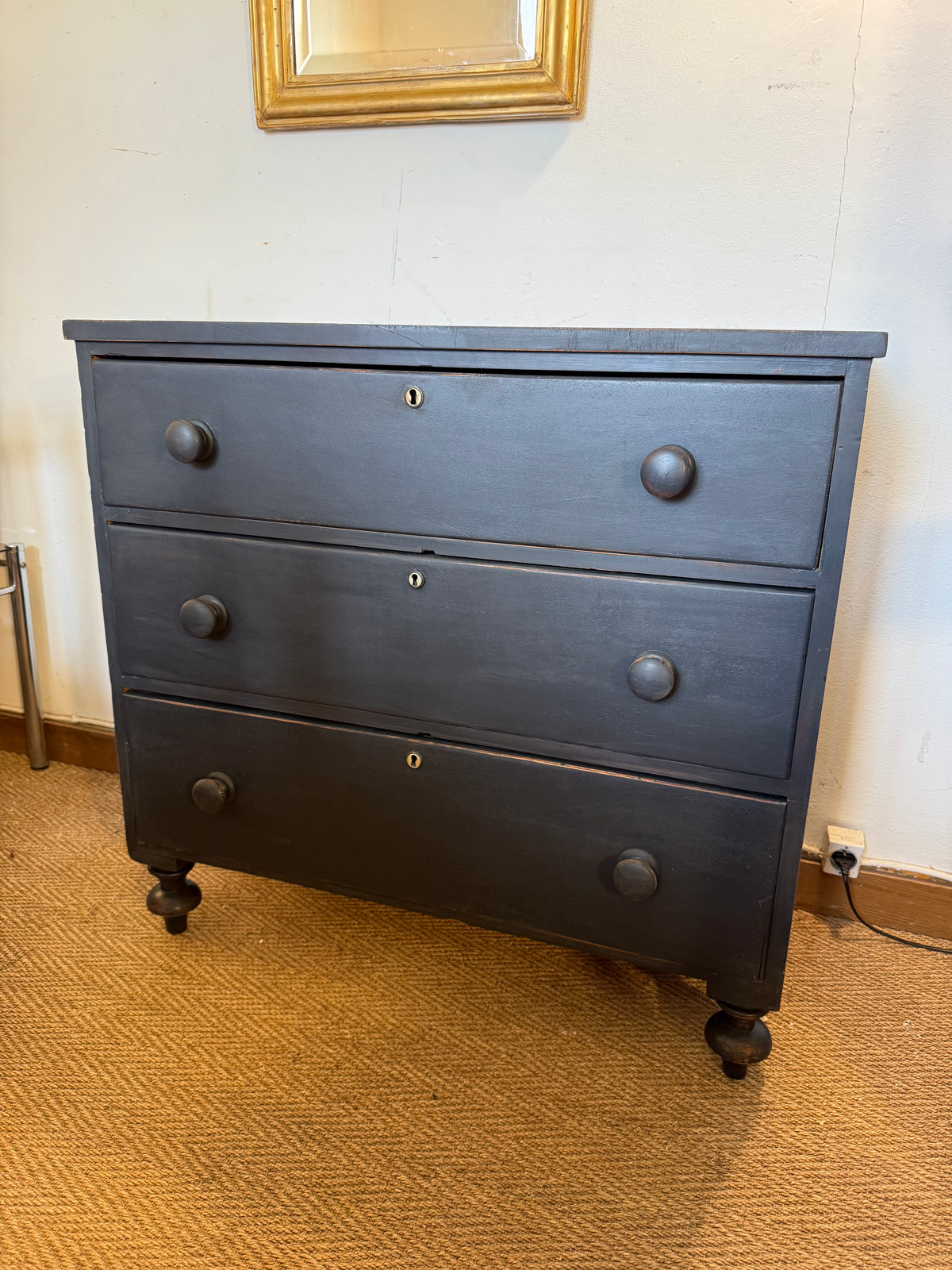 Commode anglaise en bois patiné noir