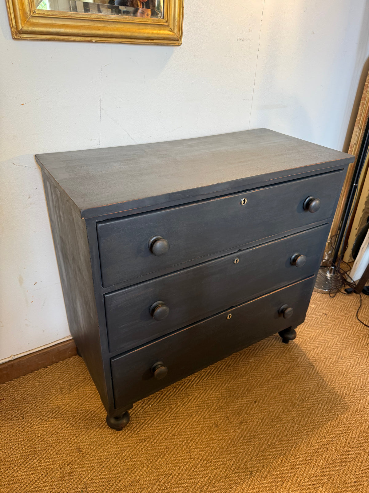 Commode anglaise en bois patiné noir
