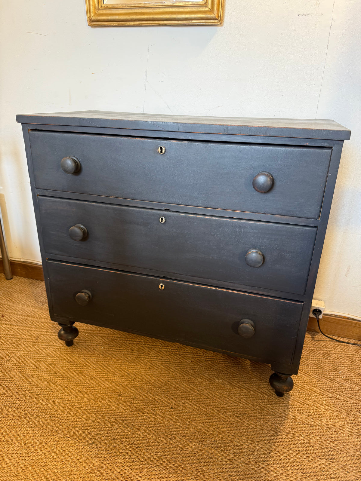 Commode anglaise en bois patiné noir