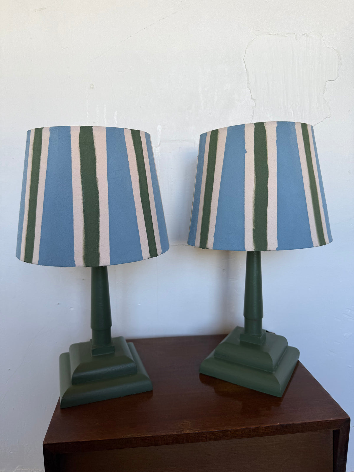 Paire de lampes vintage en bois avec leur abat jour rayé beige bleu et vert