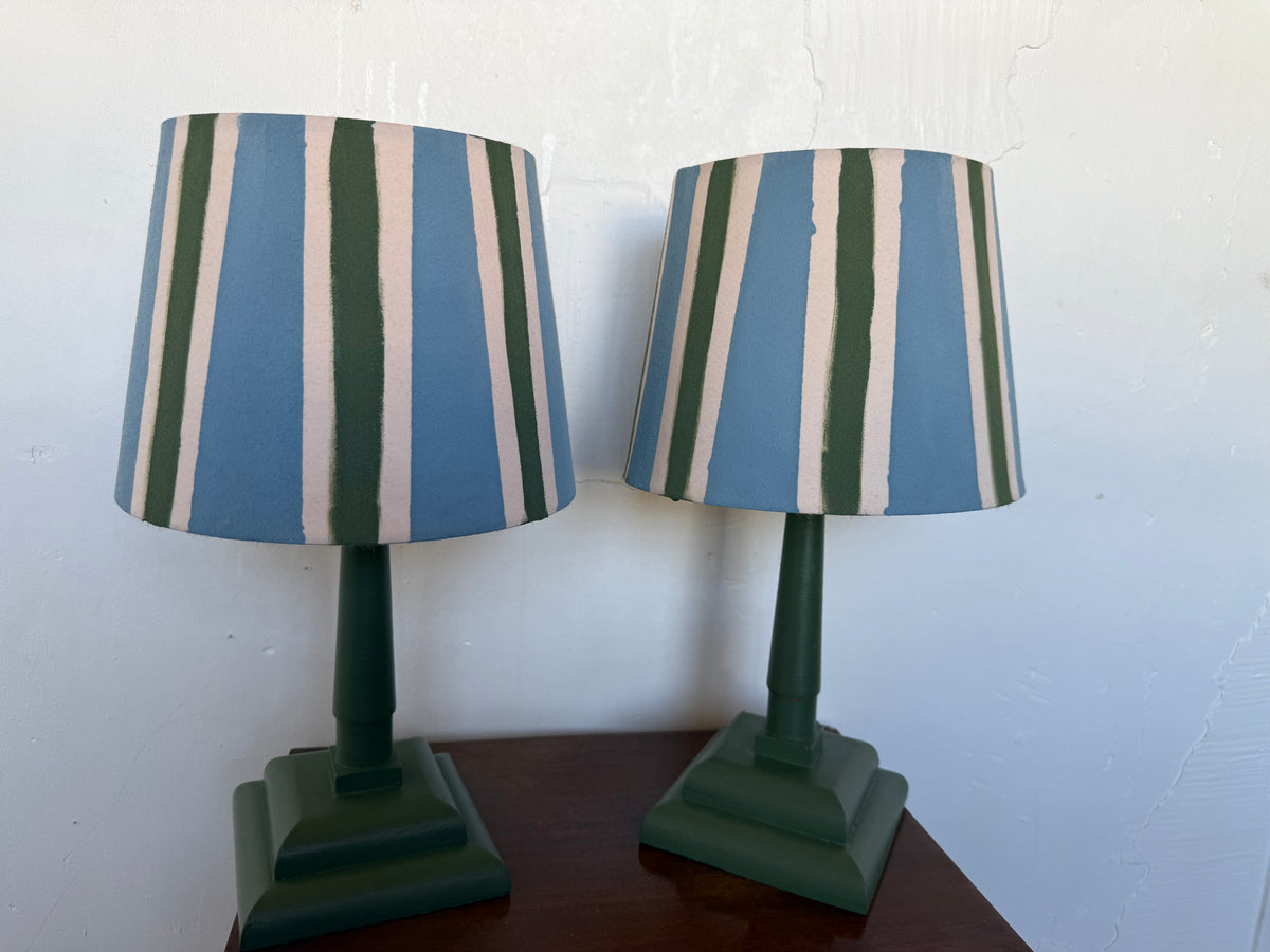 Paire de lampes vintage en bois avec leur abat jour rayé beige bleu et vert