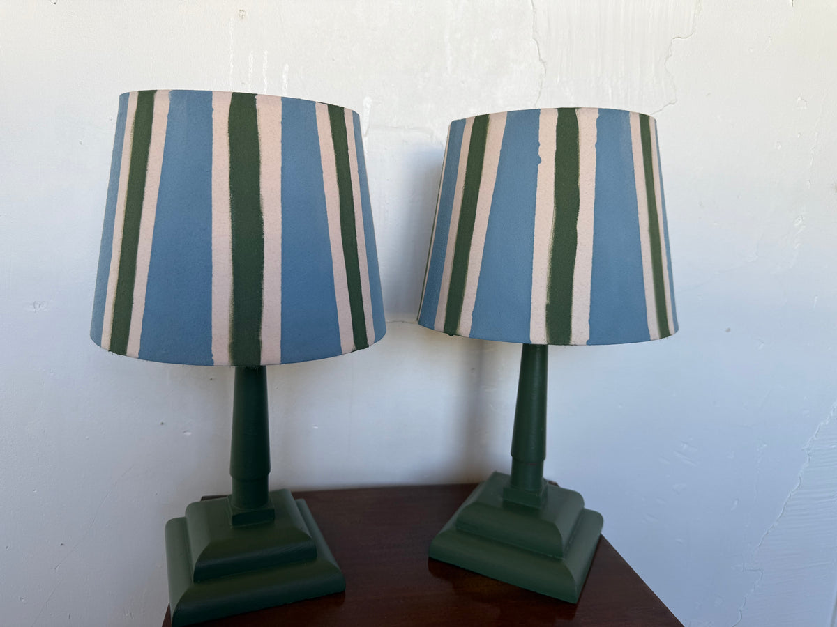 Paire de lampes vintage en bois avec leur abat jour rayé beige bleu et vert