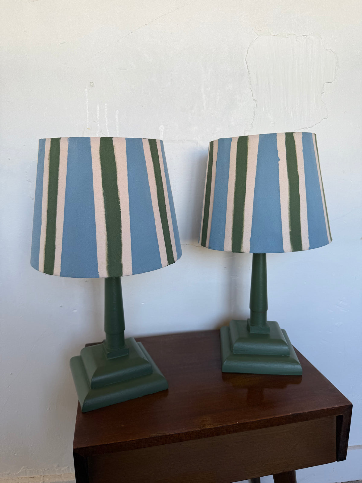 Paire de lampes vintage en bois avec leur abat jour rayé beige bleu et vert