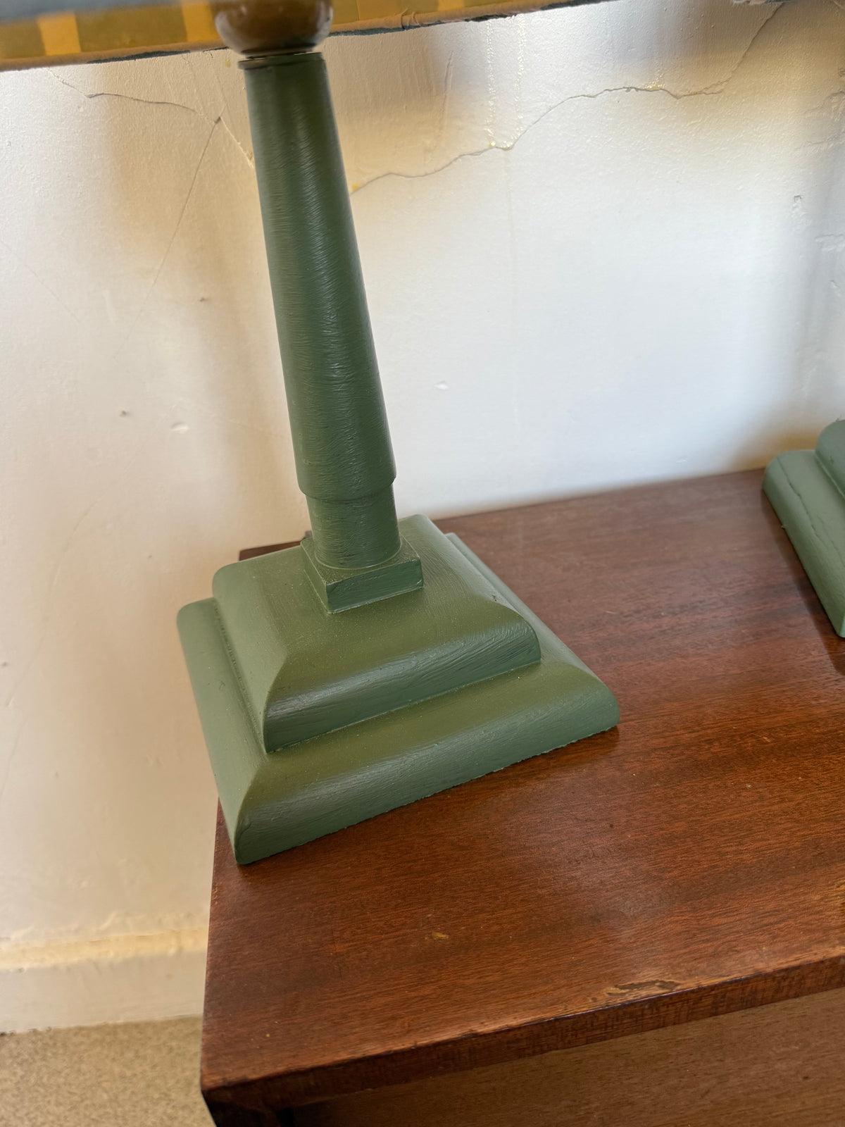 Paire de lampes vintage en bois avec leur abat jour rayé beige bleu et vert