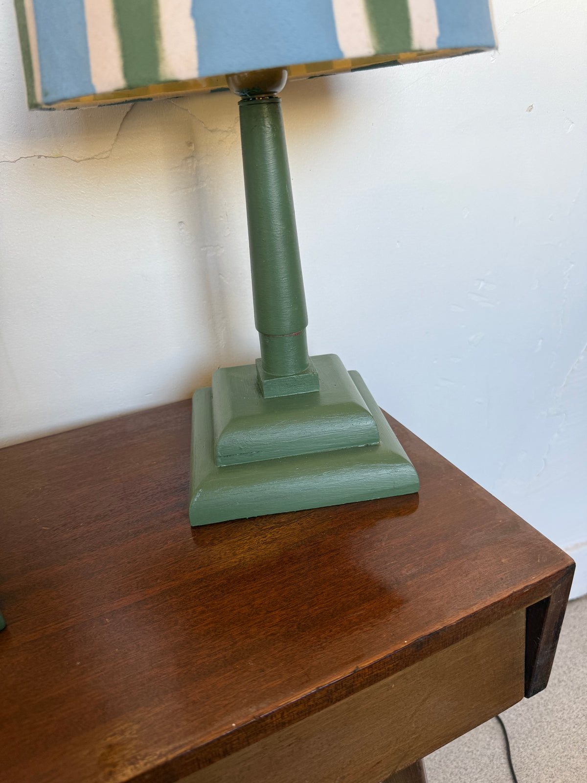 Paire de lampes vintage en bois avec leur abat jour rayé beige bleu et vert