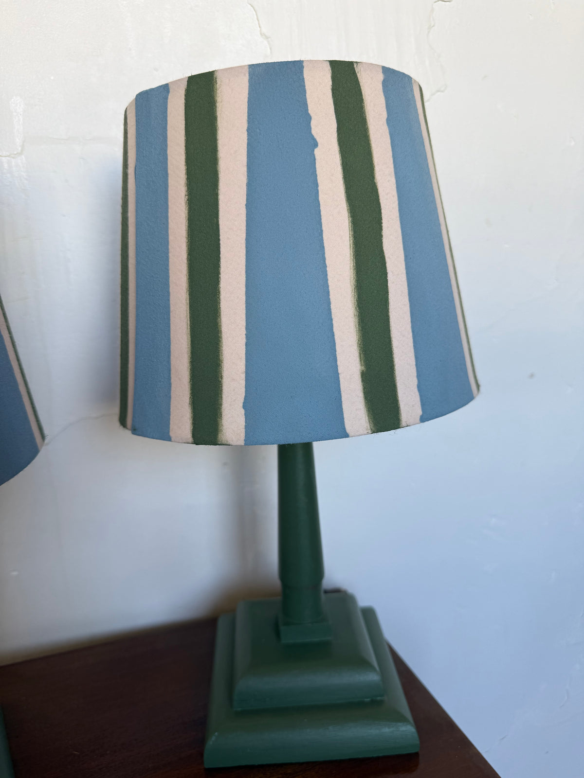 Paire de lampes vintage en bois avec leur abat jour rayé beige bleu et vert