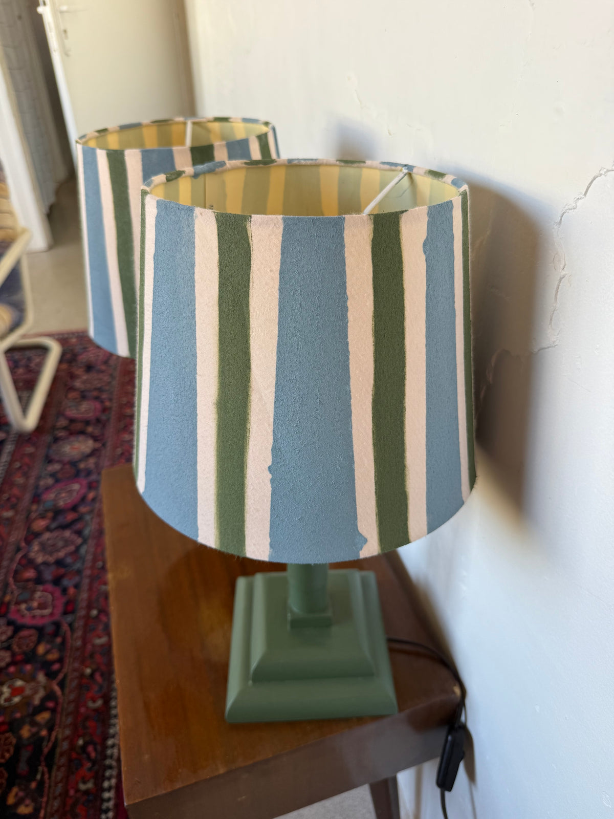 Paire de lampes vintage en bois avec leur abat jour rayé beige bleu et vert