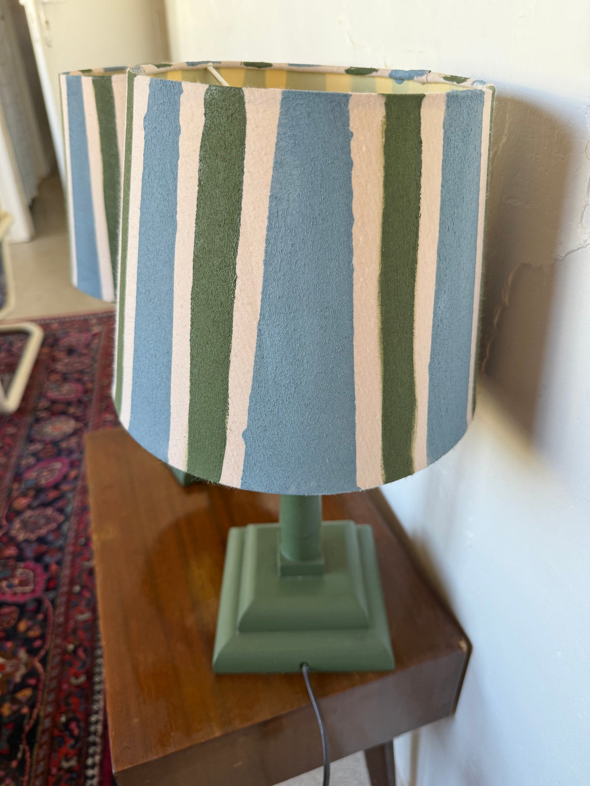 Paire de lampes vintage en bois avec leur abat jour rayé beige bleu et vert