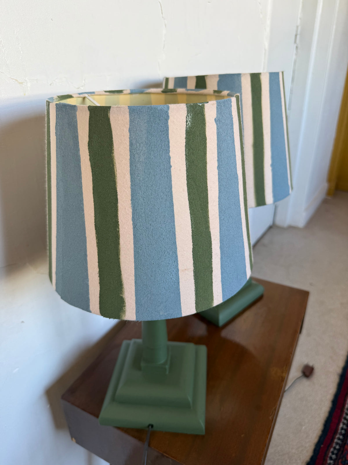 Paire de lampes vintage en bois avec leur abat jour rayé beige bleu et vert