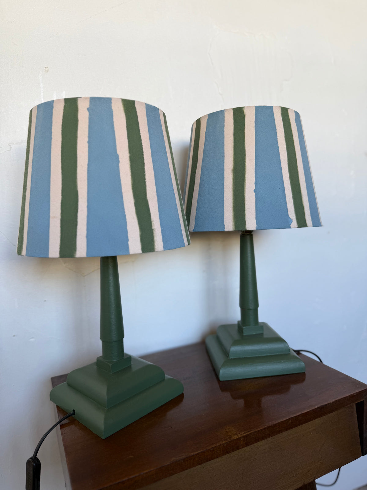 Paire de lampes vintage en bois avec leur abat jour rayé beige bleu et vert