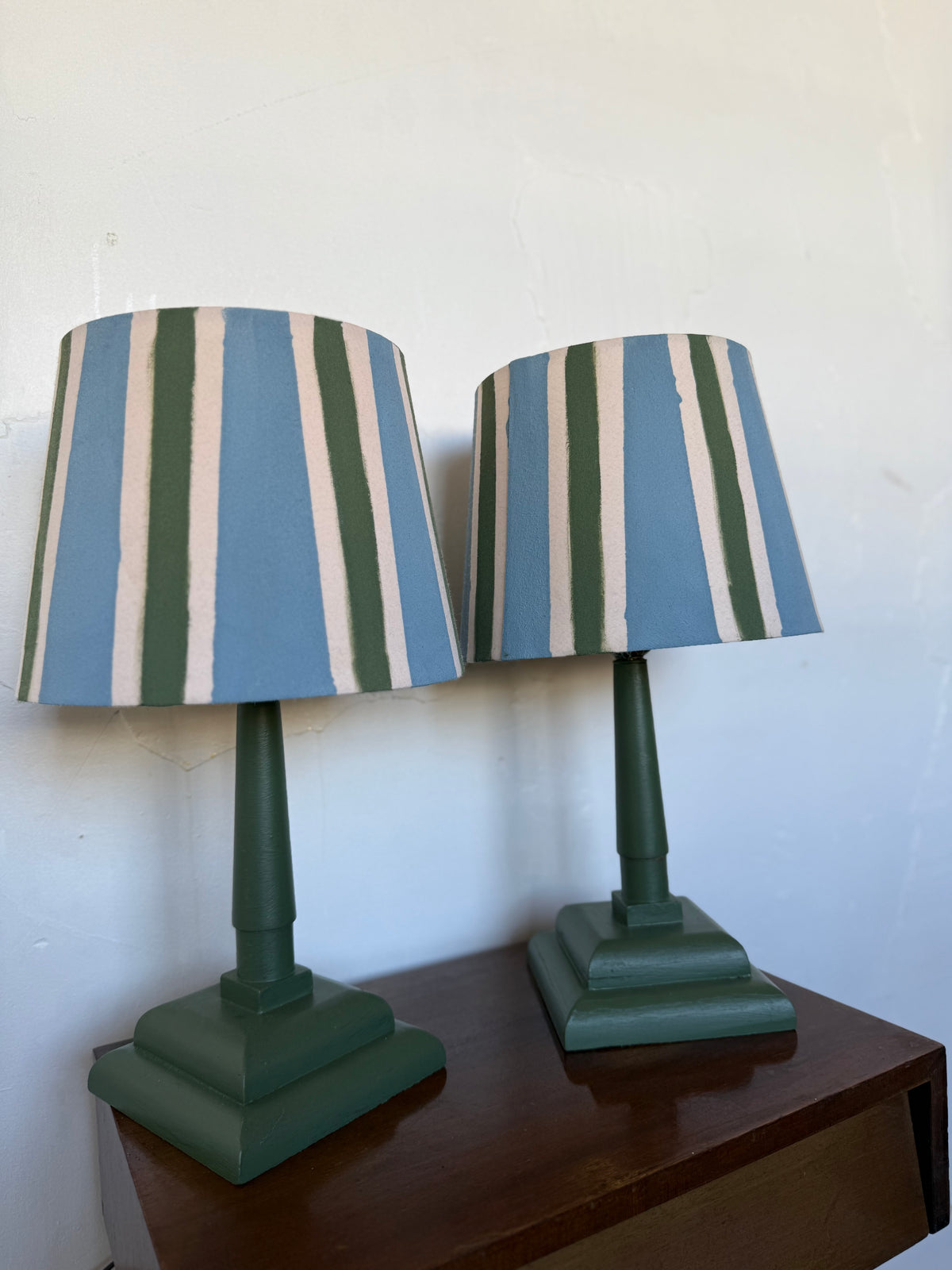 Paire de lampes vintage en bois avec leur abat jour rayé beige bleu et vert