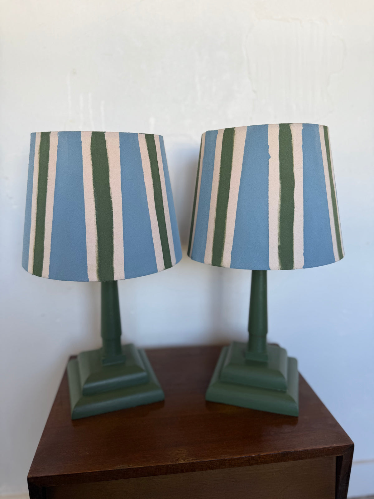 Paire de lampes vintage en bois avec leur abat jour rayé beige bleu et vert