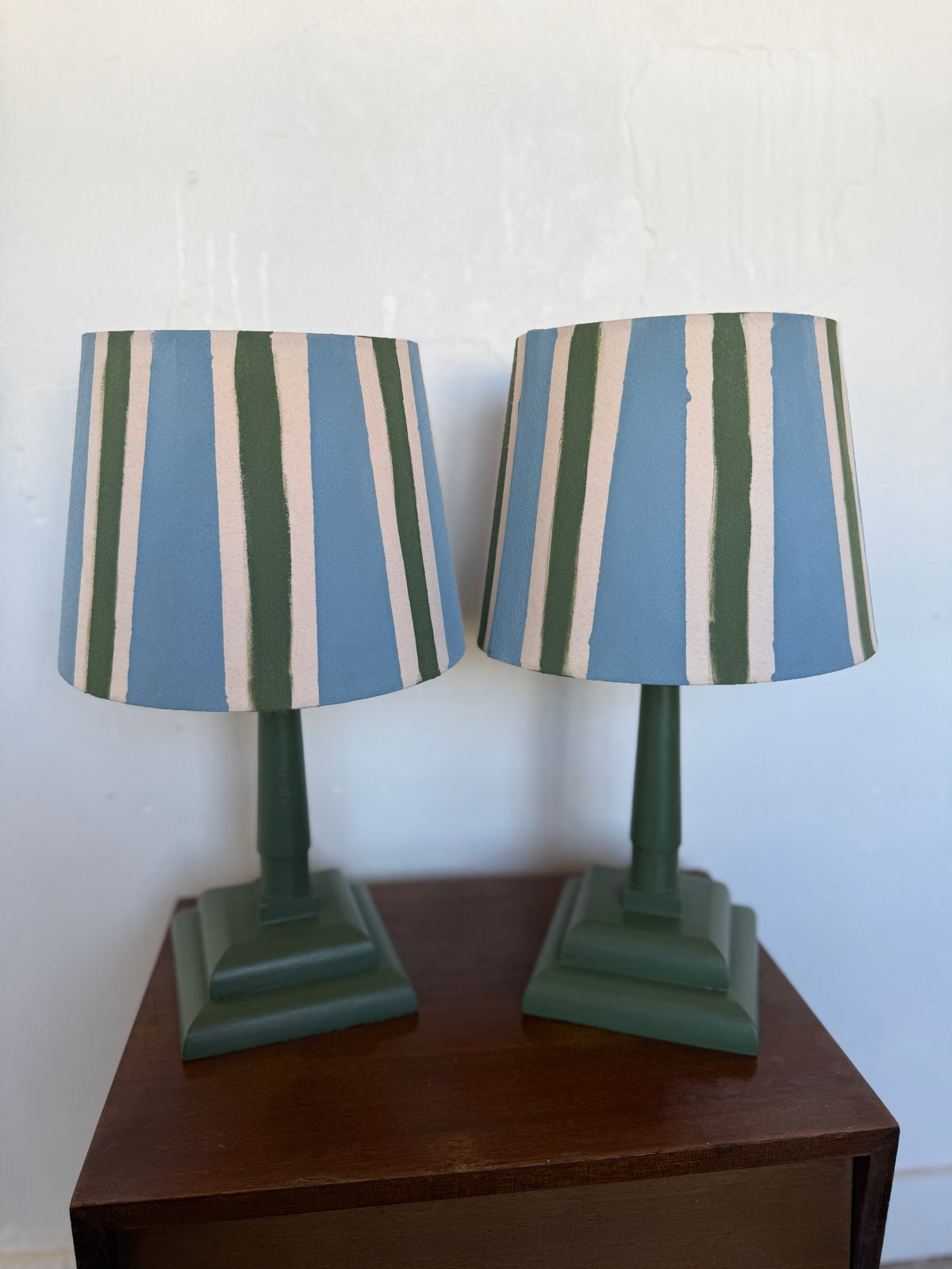 Paire de lampes vintage en bois avec leur abat jour rayé beige bleu et vert