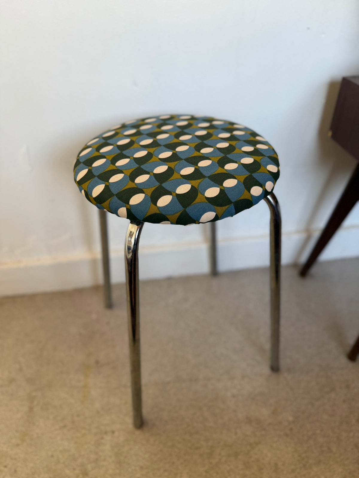 Tabouret chrome et tissu seventies