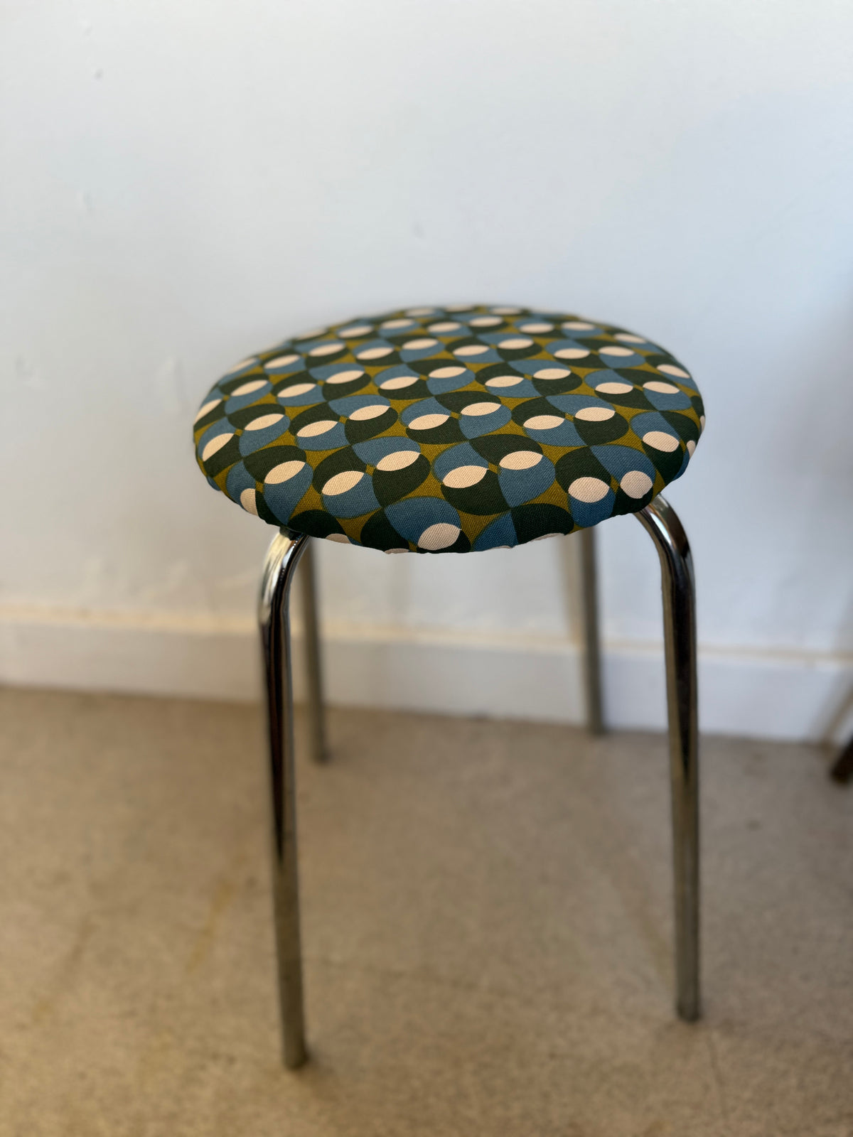 Tabouret chrome et tissu seventies