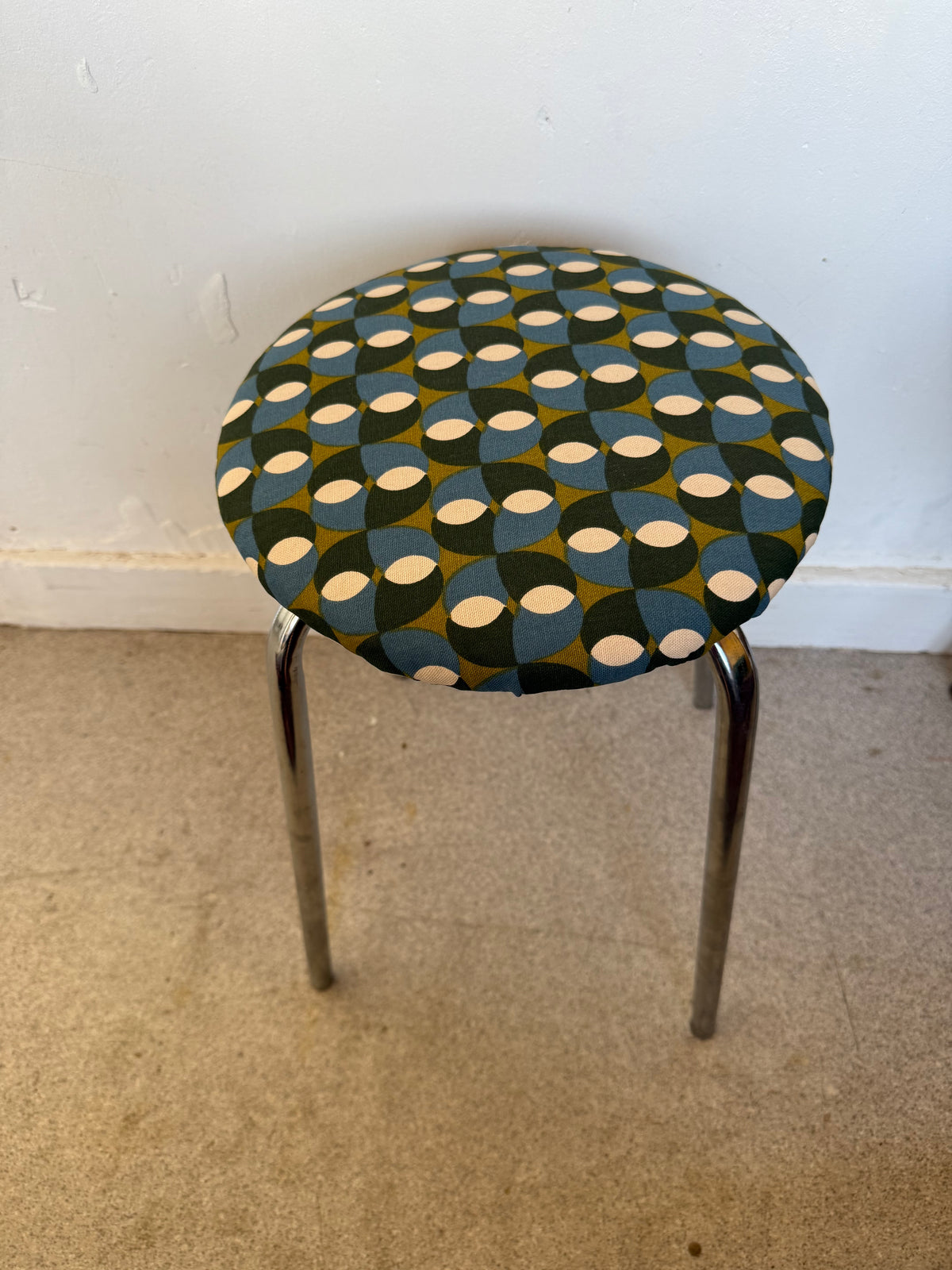 Tabouret chrome et tissu seventies