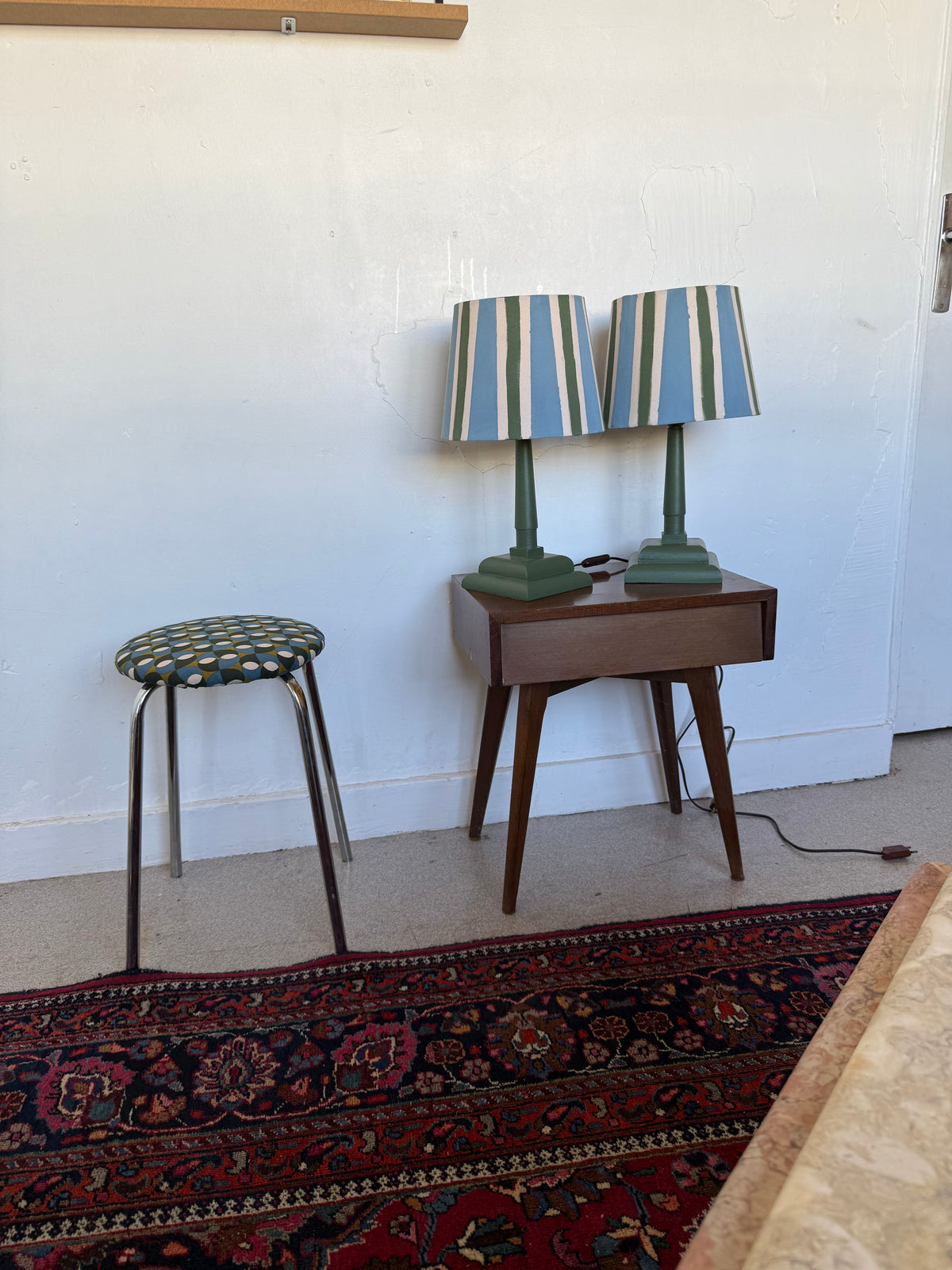 Paire de lampes vintage en bois avec leur abat jour rayé beige bleu et vert