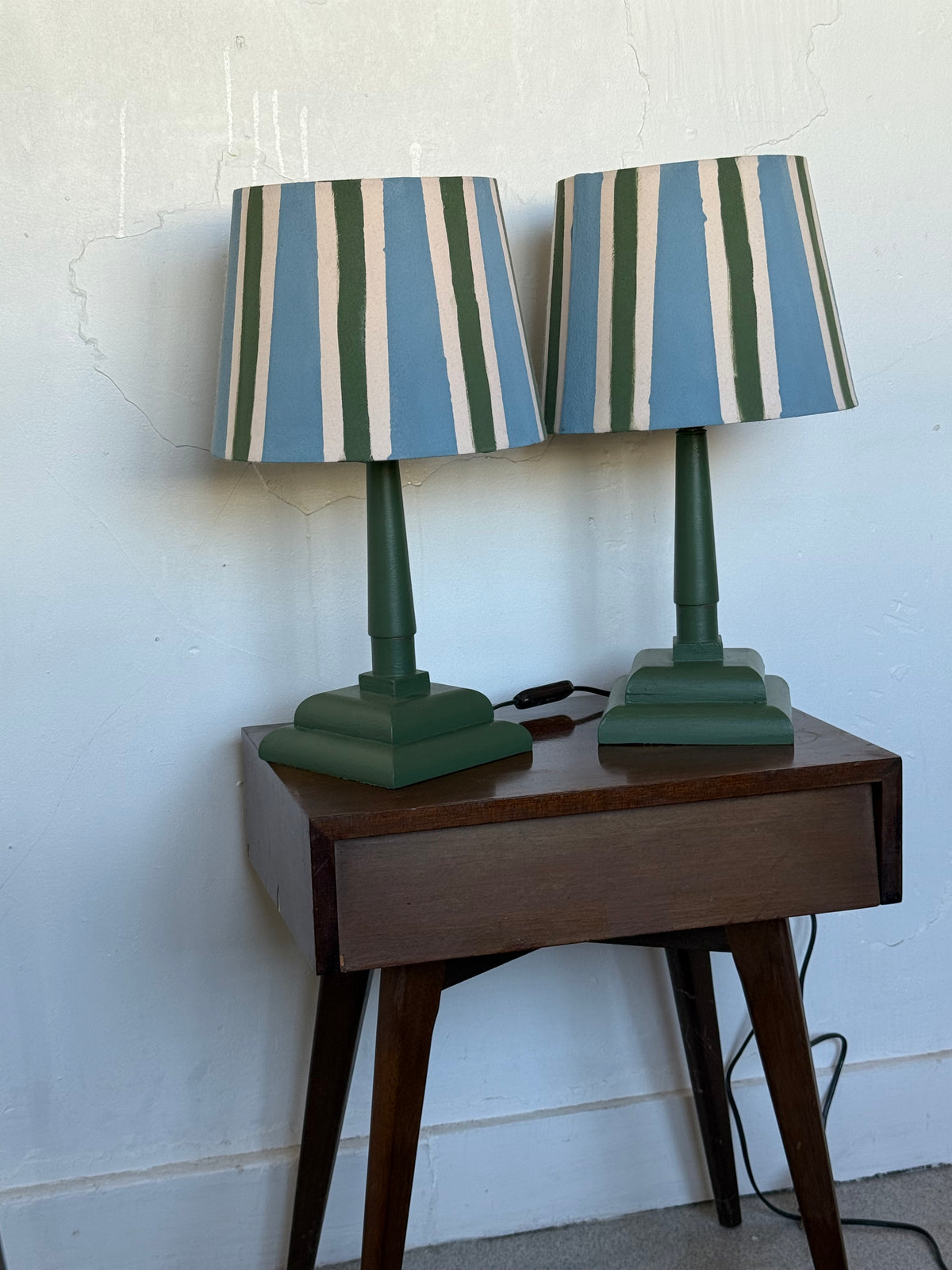 Paire de lampes vintage en bois avec leur abat jour rayé beige bleu et vert
