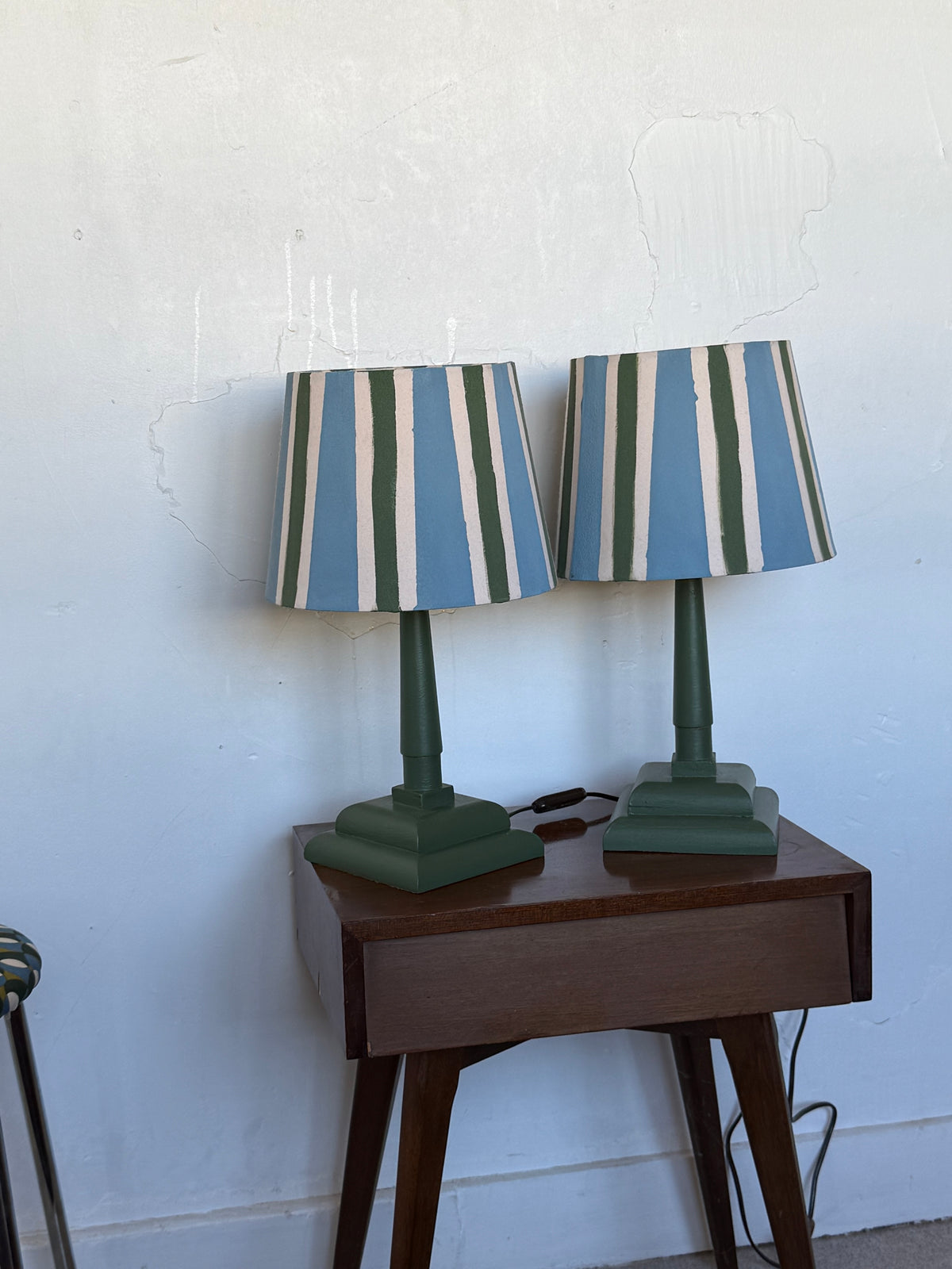 Paire de lampes vintage en bois avec leur abat jour rayé beige bleu et vert