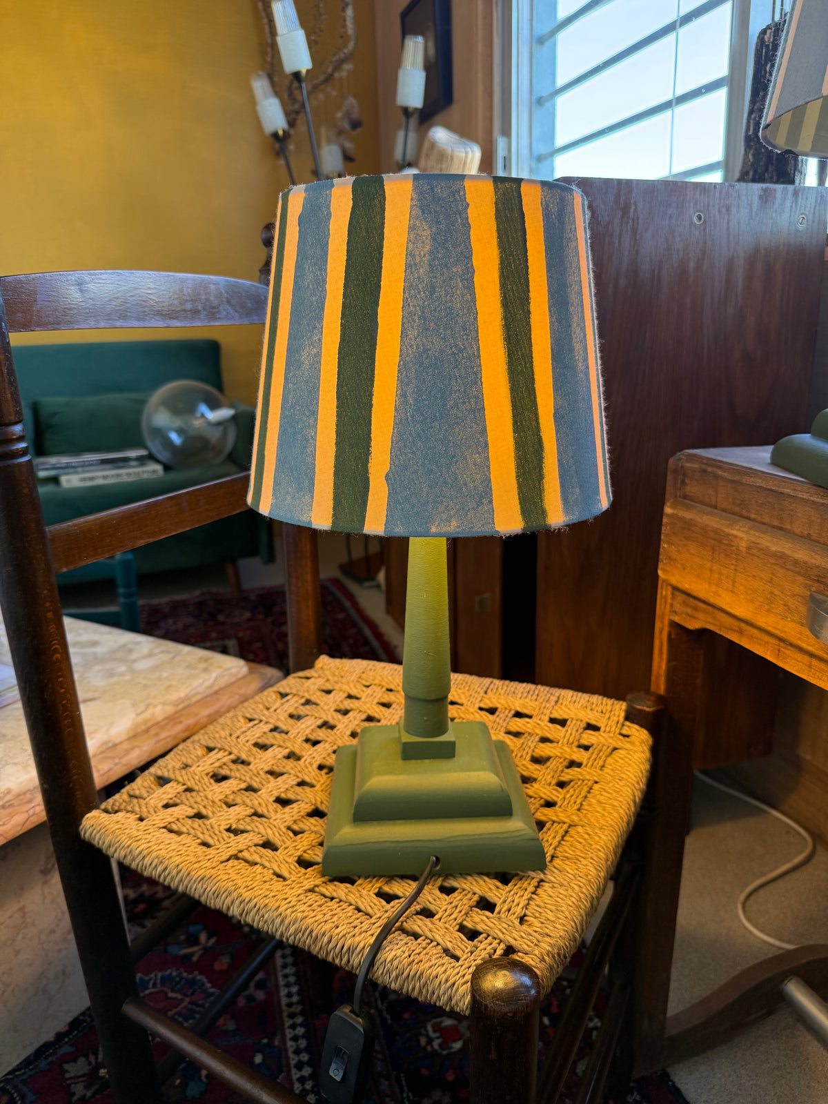 Paire de lampes vintage en bois avec leur abat jour rayé beige bleu et vert